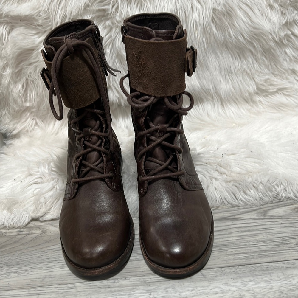 UGG MAAVERIK LODGE BROWN TEXTURED LEATHER BUCKLE BOOTS, WOMEN US 6